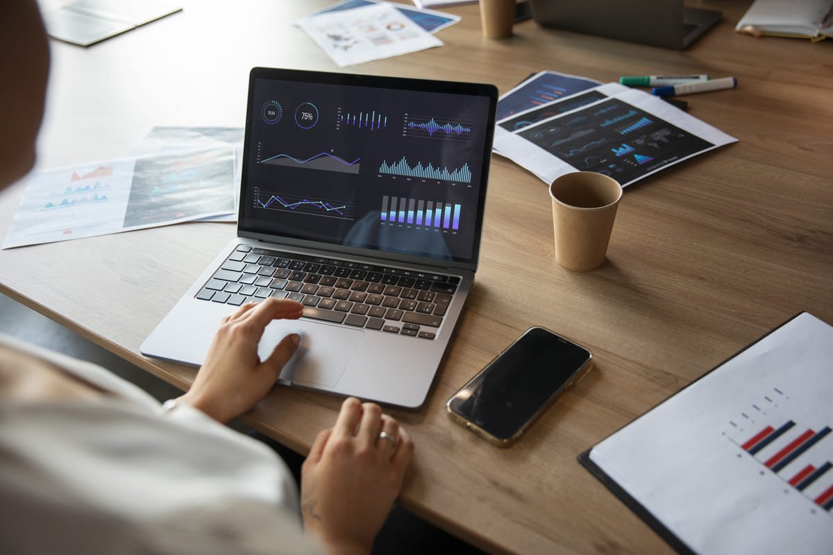 Qual é o papel da tecnologia na gestão financeira pessoal?