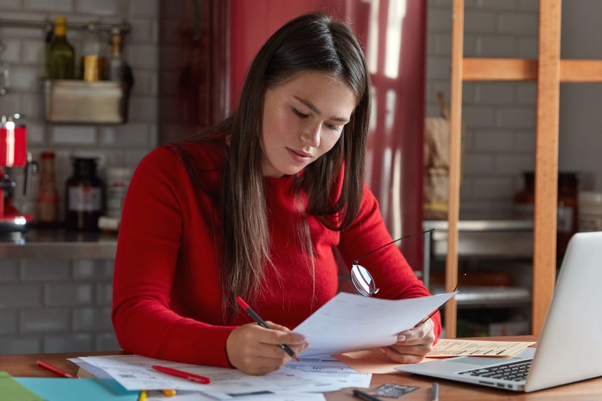 Qual é o papel da tecnologia na gestão financeira pessoal?